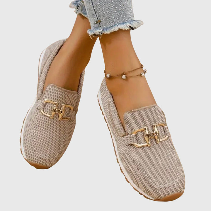 Stijlvolle dames loafer met gespdetail en trendy plateauzool, een elegante keuze voor zomerse dagen.