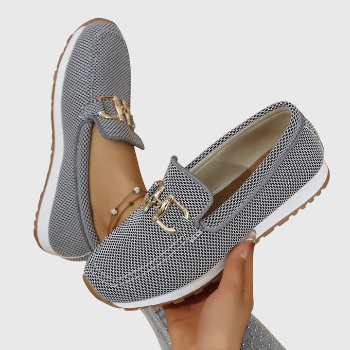 Close-up van de textuur van een elegante dames loafer met gesp en stevige plateauzool.
