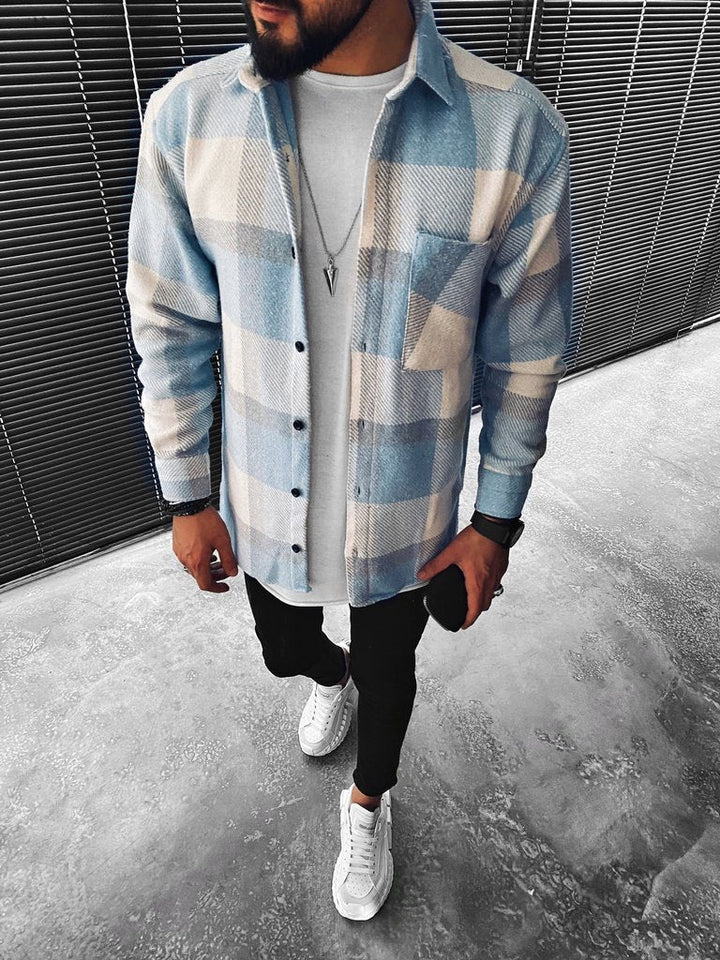 Warm lichtblauw heren overshirt voor lente, zomeravonden of herfst; comfortabel en veelzijdig.
