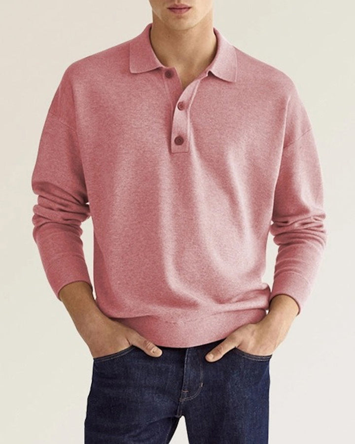 Man draagt een casual herenpolo met lange mouwen, knoopsluiting. Perfect voor comfortabele, stijlvolle dagelijkse kleding.