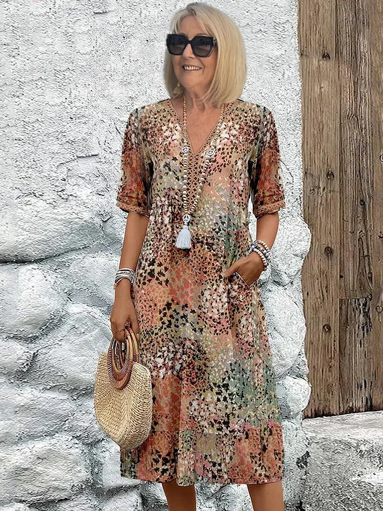 Trendy dames A-lijn midi jurk met prachtige print, V-hals en zijzakken. Perfecte pasvorm voor elke gelegenheid.