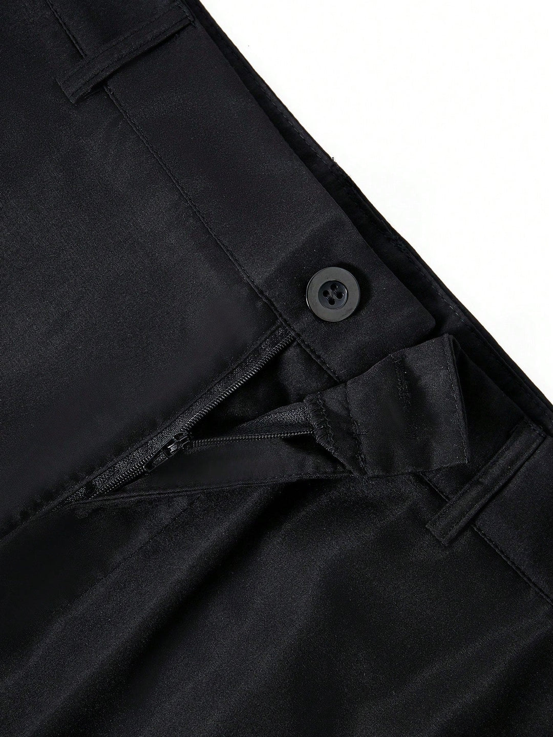 Gedetailleerde weergave van de rechte pijpen en de katoenmix stof van deze comfortabele herenbroek.
