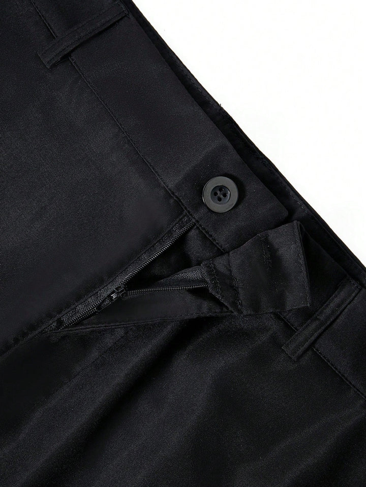 Gedetailleerde weergave van de rechte pijpen en de katoenmix stof van deze comfortabele herenbroek.