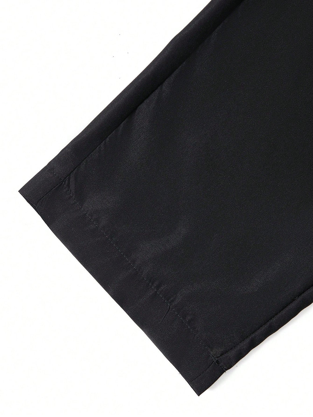 Man draagt comfortabele, stijlvolle casual broek met rechte pijpen in een lente/herfst setting.