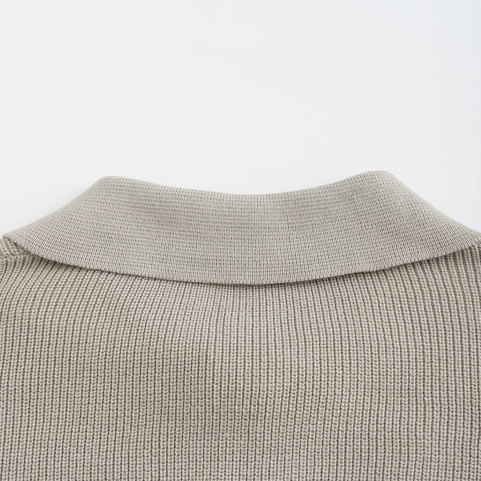 Man draagt een stijlvolle heren pullover met halve rits, comfortabele casual look.