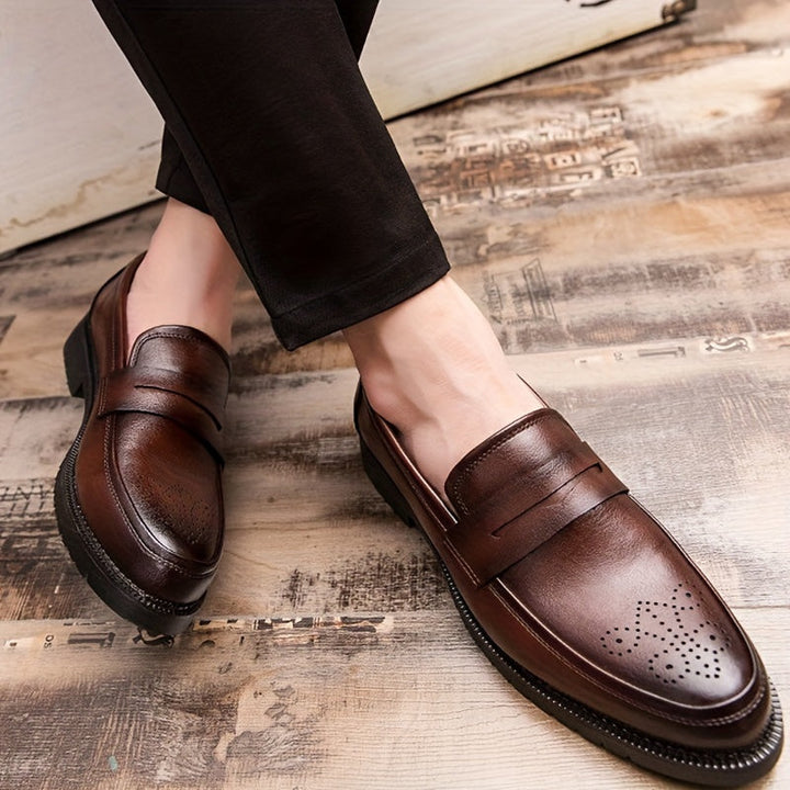 Zwarte instapper heren penny loafers, ideaal voor formele of zakelijke gelegenheden, met brogue en comfort.