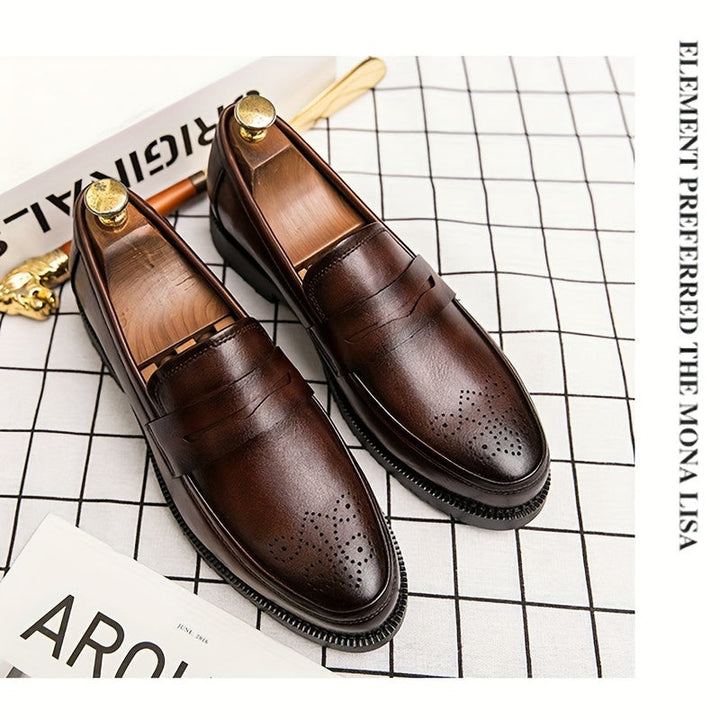 Formele zwarte heren instappers: penny loafers met brogue, ideaal voor zakelijk en nette kleding.