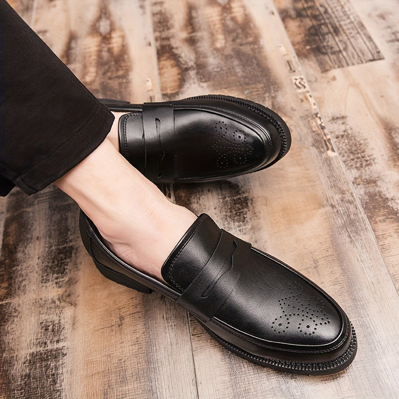 Klassieke heren penny loafers: comfortabele instappers met brogue details, verkrijgbaar in bruin en zwart.