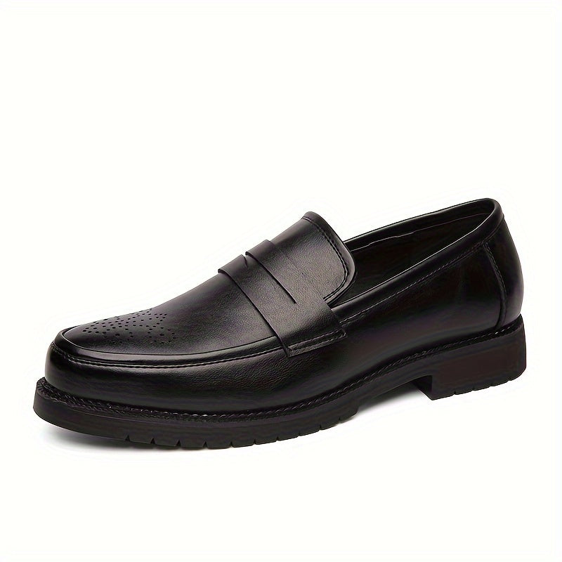 Stijlvolle bruine heren penny loafers met subtiel brogue design, perfect voor een elegante en zakelijke look.