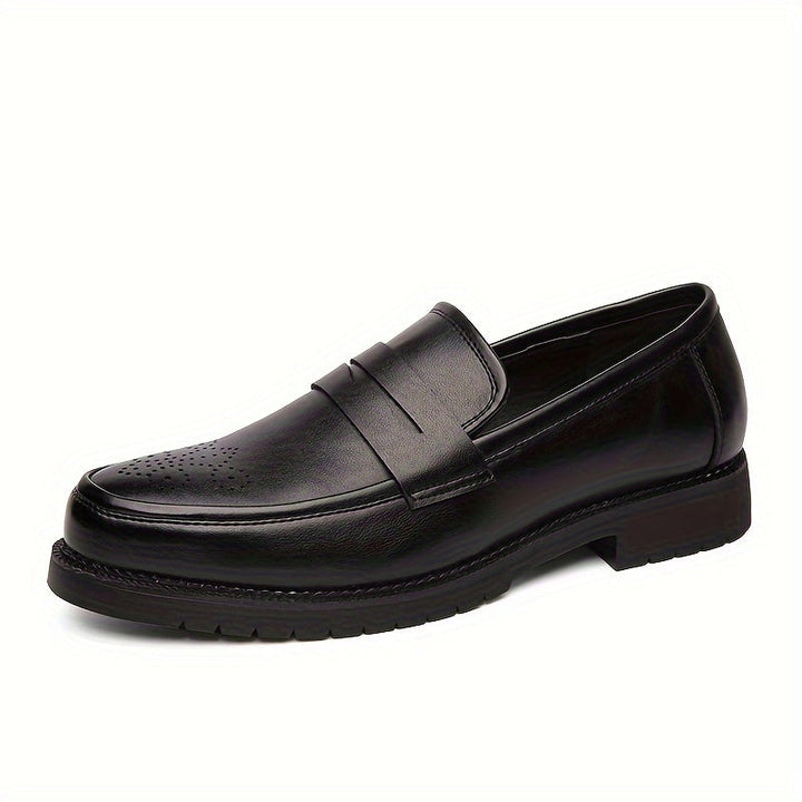 Stijlvolle bruine heren penny loafers met subtiel brogue design, perfect voor een elegante en zakelijke look.