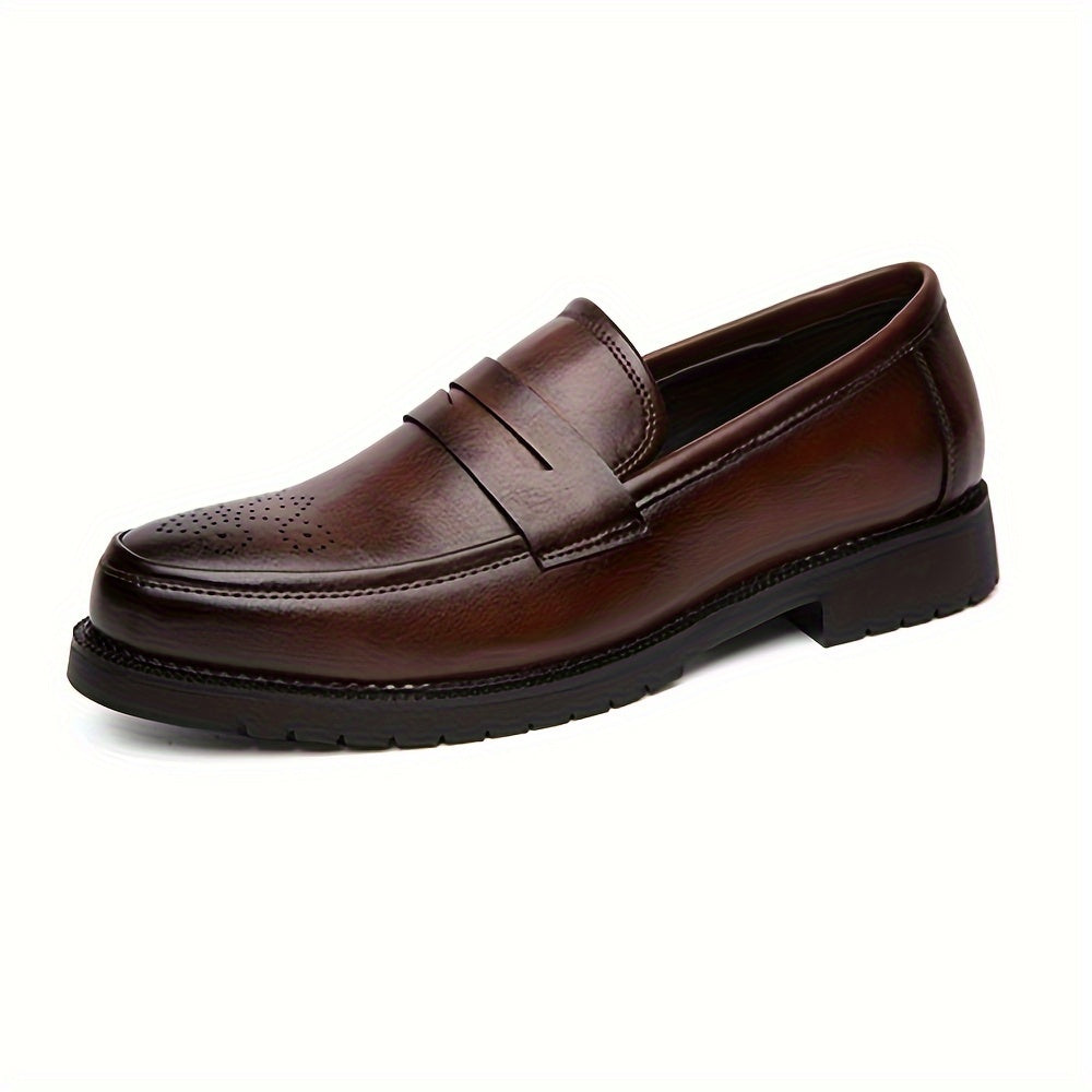 Comfortabele zwarte instappers: heren penny loafers met brogue voor een tijdloze, nette en zakelijke stijl.