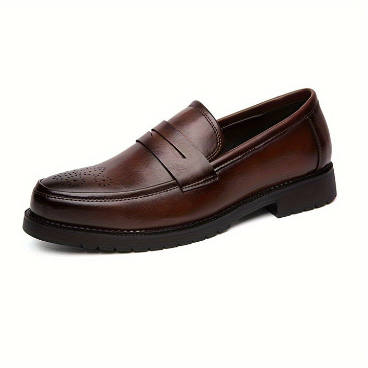 Comfortabele zwarte instappers: heren penny loafers met brogue voor een tijdloze, nette en zakelijke stijl.