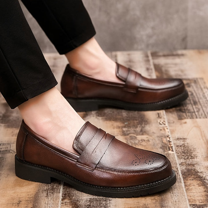 Bruine heren penny loafers met brogue details voor een klassieke, stijlvolle en comfortabele zakelijke look.