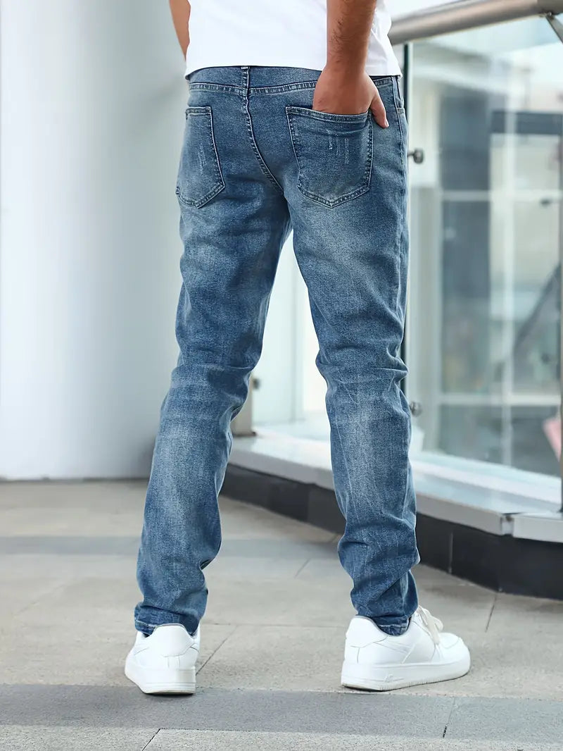 Volledige weergave van een comfortabele en modieuze slim fit herenjeans, perfect voor elke gelegenheid.