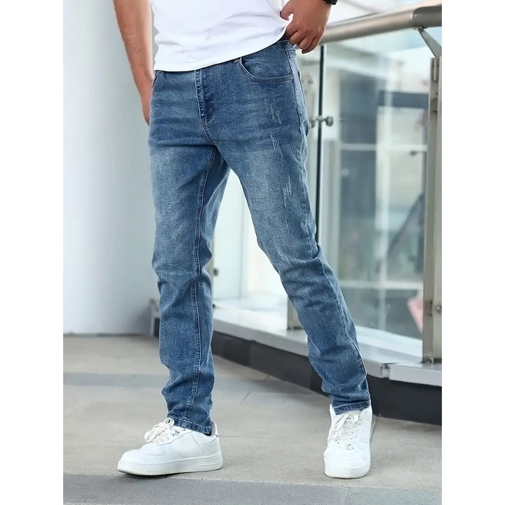Moderne slim fit herenjeans in blauw denim voor een stijlvolle, comfortabele casual look.