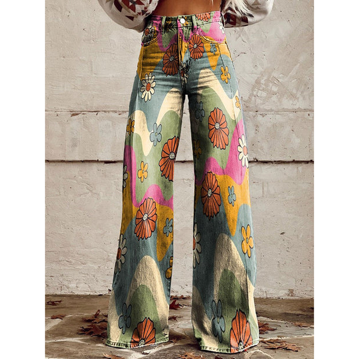 Model draagt een dames wijde pijpen broek met bloemenprint, toont de flowy pasvorm en casual elegantie.