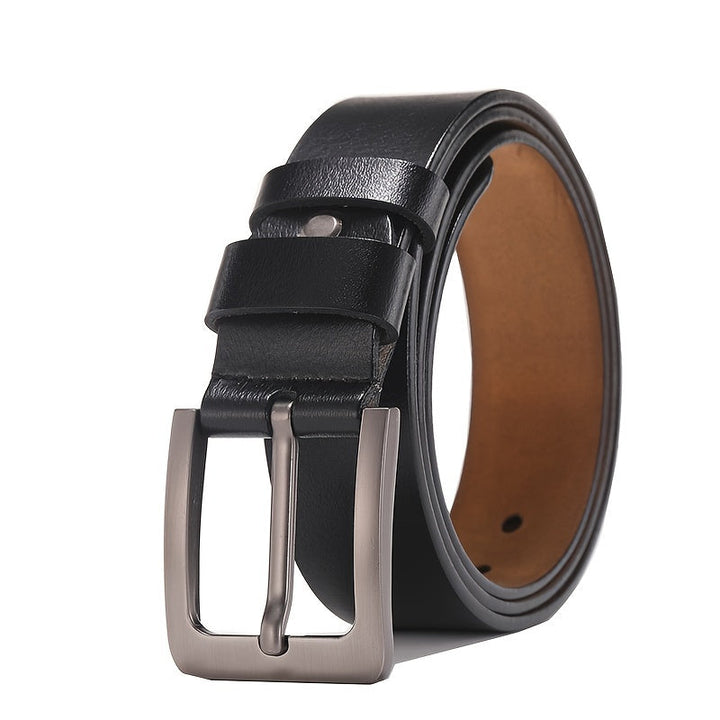 Close-up van de zilverkleurige pin-gesp op een zwarte heren leren riem; elegant en tijdloos.