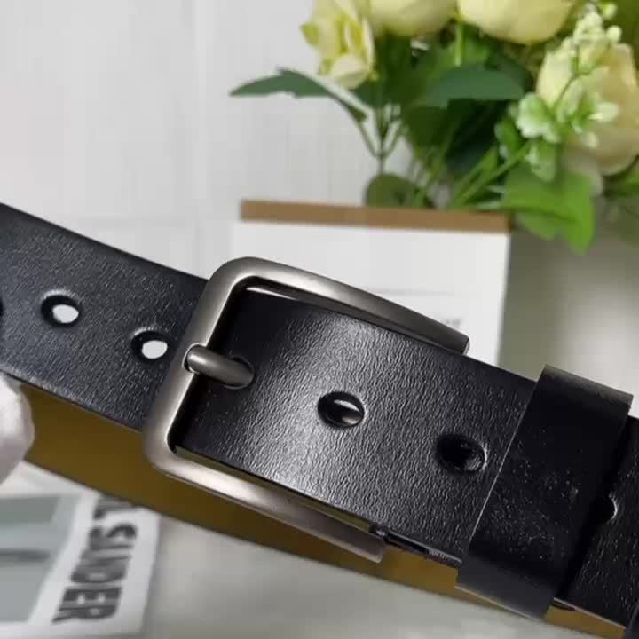 Bruine leren herenriem met strakke pin-gesp; een veelzijdige en duurzame toevoeging aan je garderobe.