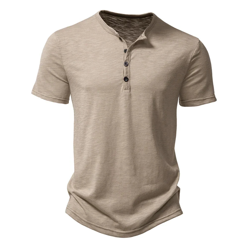 Man draagt comfortabel heren Henley T-shirt met kraag, ideaal voor een relaxte maar stijlvolle casual outfit.