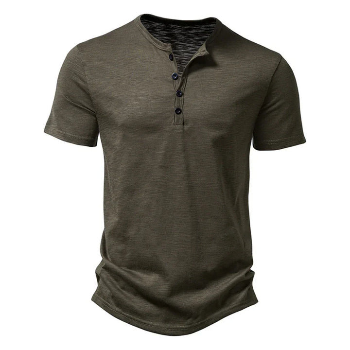 Detail van de kraag en knoopsluiting van het heren Henley T-shirt, toont de tijdloze stijl en kwaliteit.