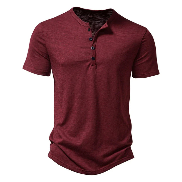 Close-up van de zachte stof van het heren Henley T-shirt, accentueert het comfort en de hoogwaardige kwaliteit.