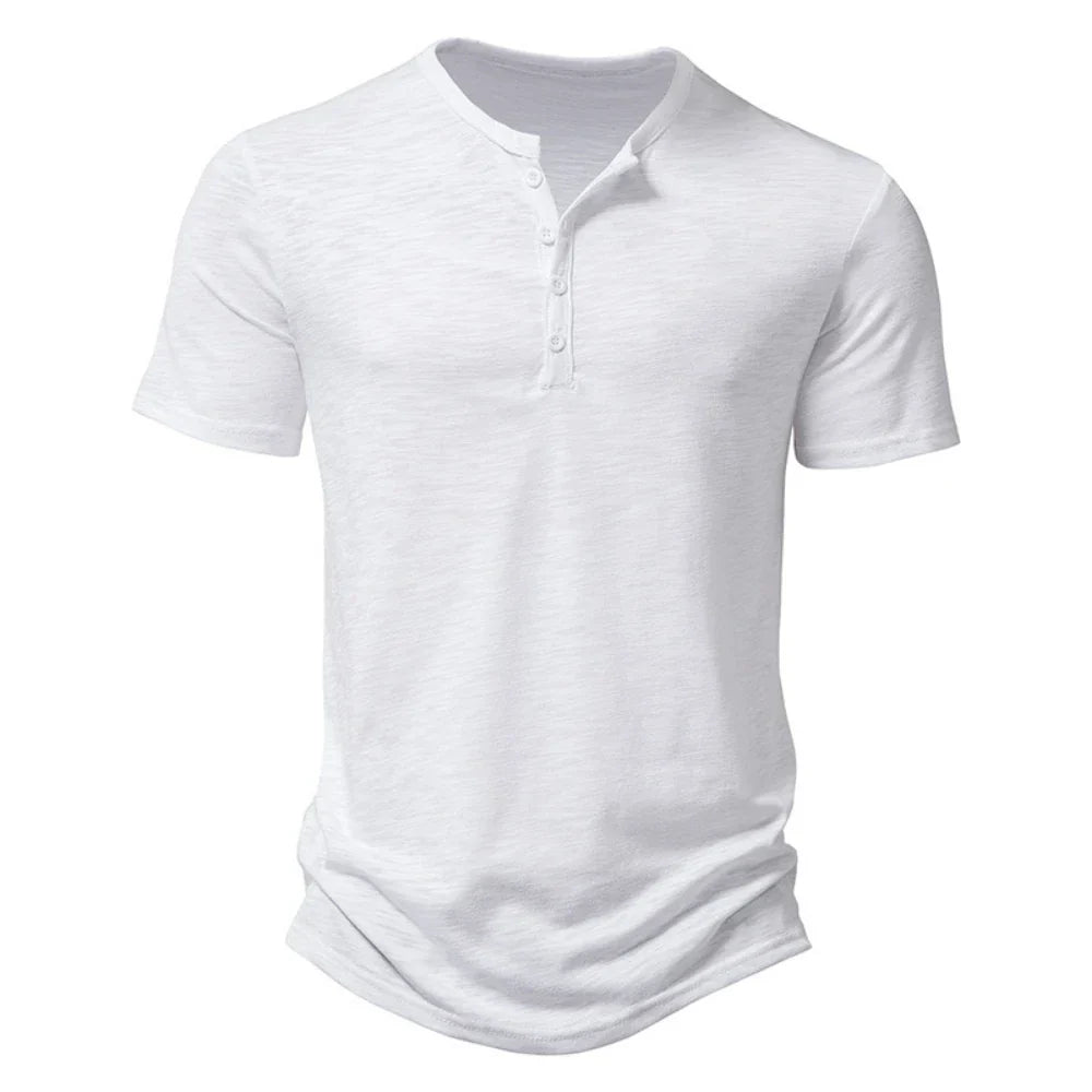 Opgevouwen heren Henley T-shirt met kraag, klaar om gedragen te worden, benadrukt de tijdloze casual stijl.
