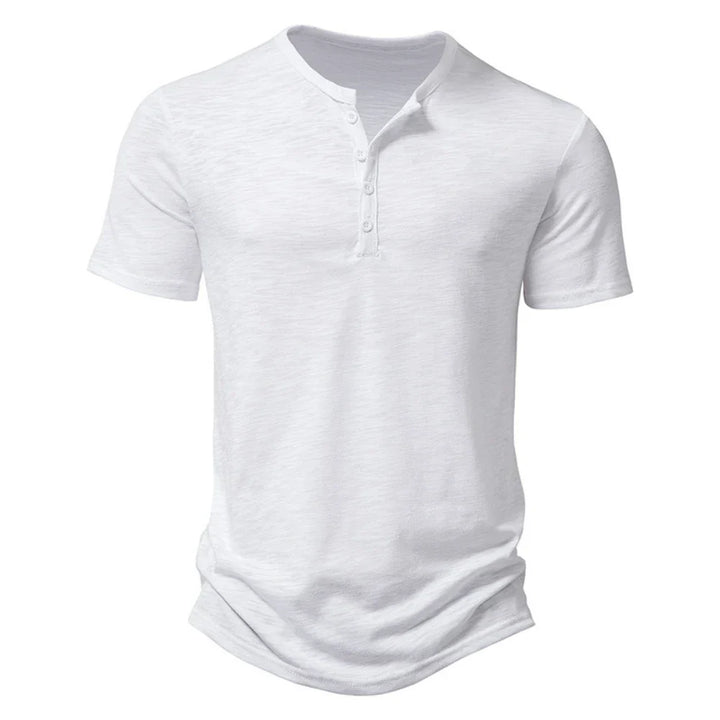 Opgevouwen heren Henley T-shirt met kraag, klaar om gedragen te worden, benadrukt de tijdloze casual stijl.