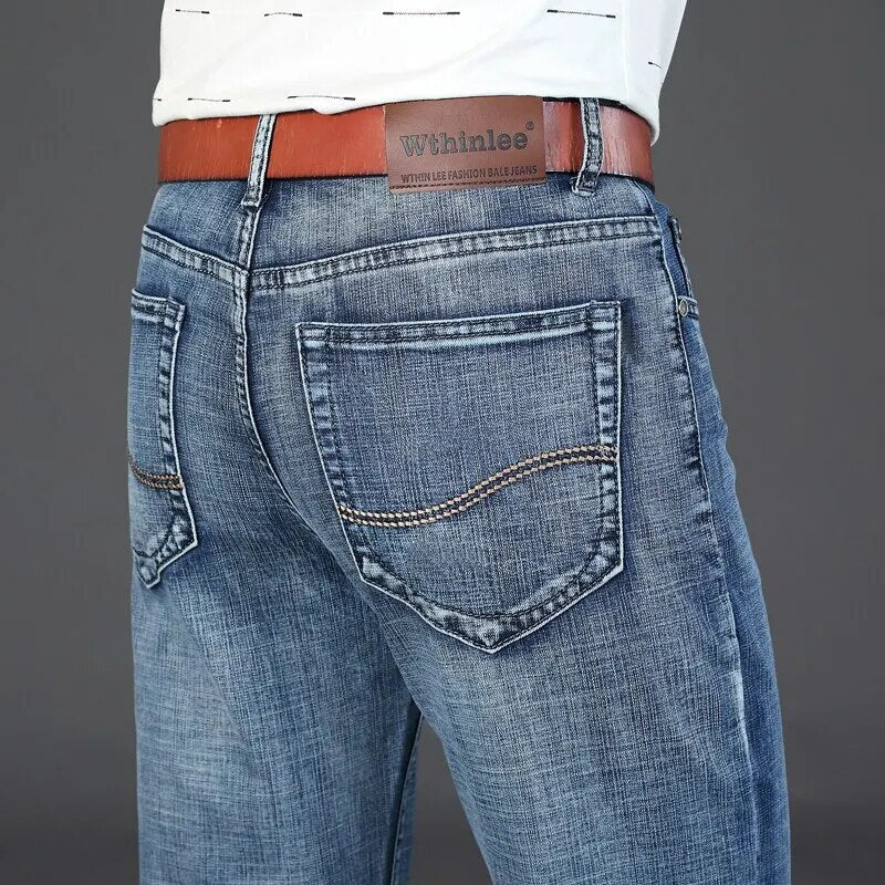 Volledige outfit met rechte spijkerbroek heren. Tijdloze straight-leg jeans, ideaal voor comfortabele herenmode.
