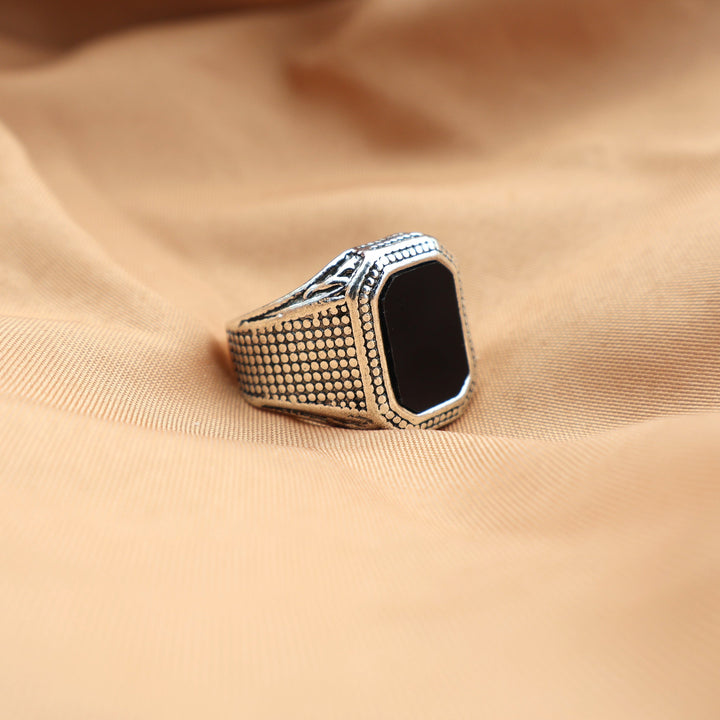 Tijdloze zwarte heren zegelring, perfect als accessoire voor de stijlvolle man.
