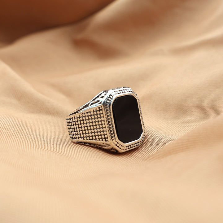 Elegante heren strass ring, een veelzijdig zwart accessoire voor elke gelegenheid.