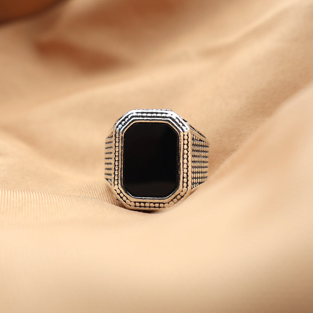 Stoere zwarte herenring met strass, een modieus statement sieraad voor mannen.
