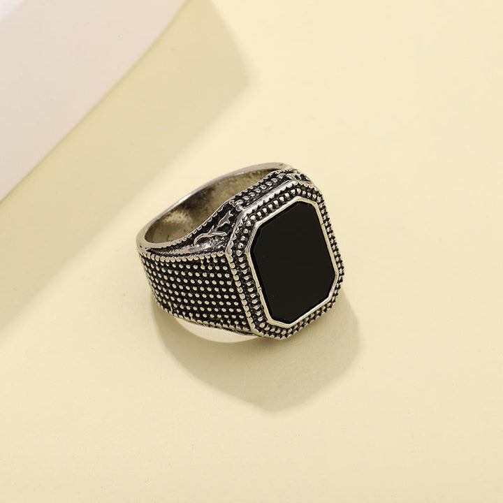 Herenring in zwart met strass, een tijdloos en chique accessoire dat de outfit compleet maakt.