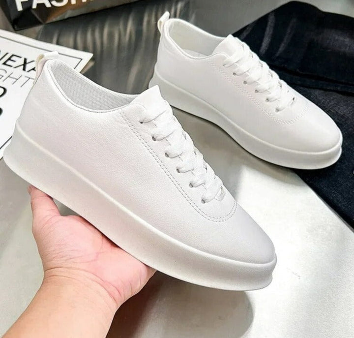 Witte heren lage sneakers van faux leer. Comfortabele en moderne vrijetijdsschoenen voor lente/herfst.