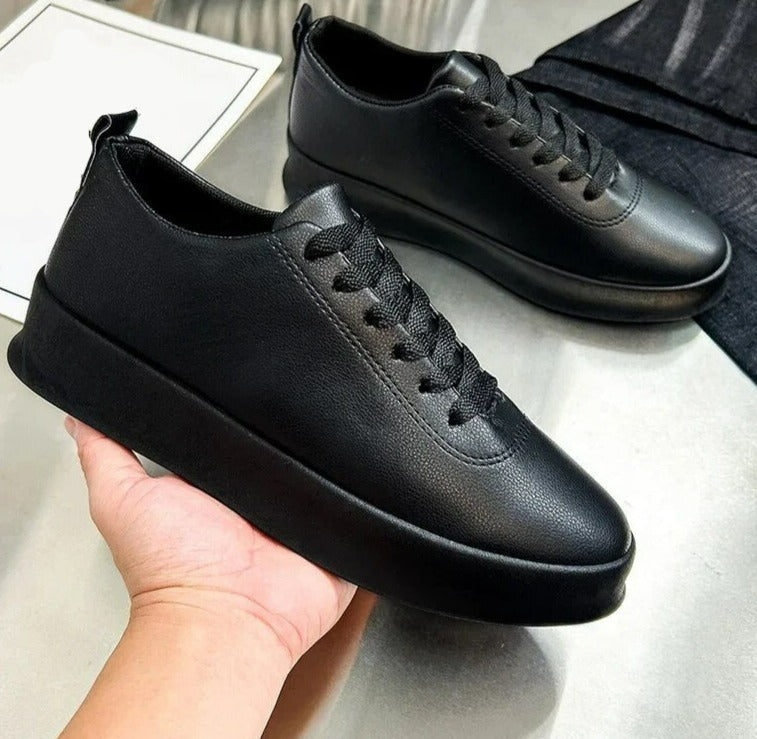 Moderne heren casual sneakers van hoogwaardig faux leer. Comfortabele wit-zwarte schoenen voor elke dag.