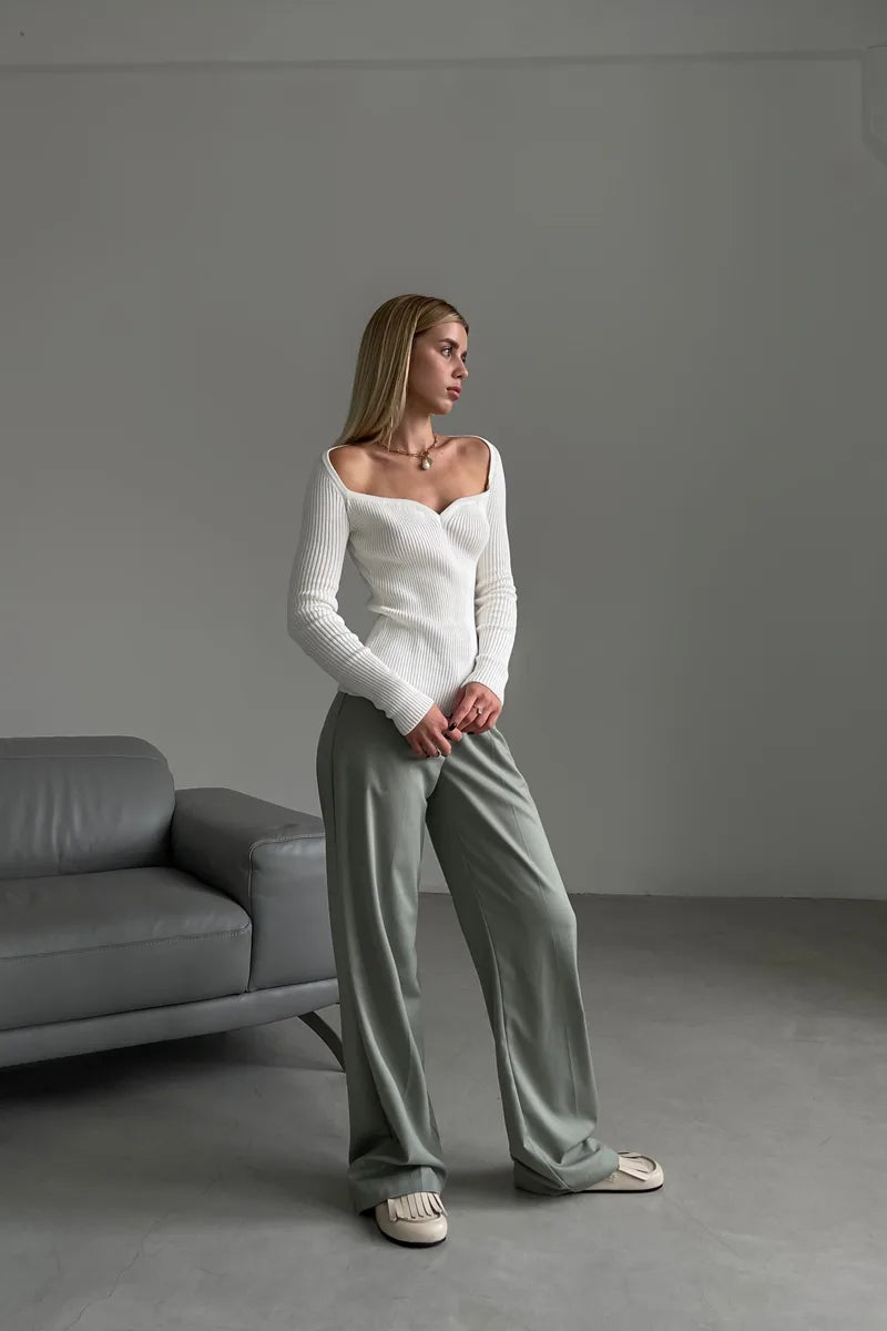 Elegante damestrui met blote schouders en lange mouwen, getailleerd voor een stijlvolle avondoutfit.