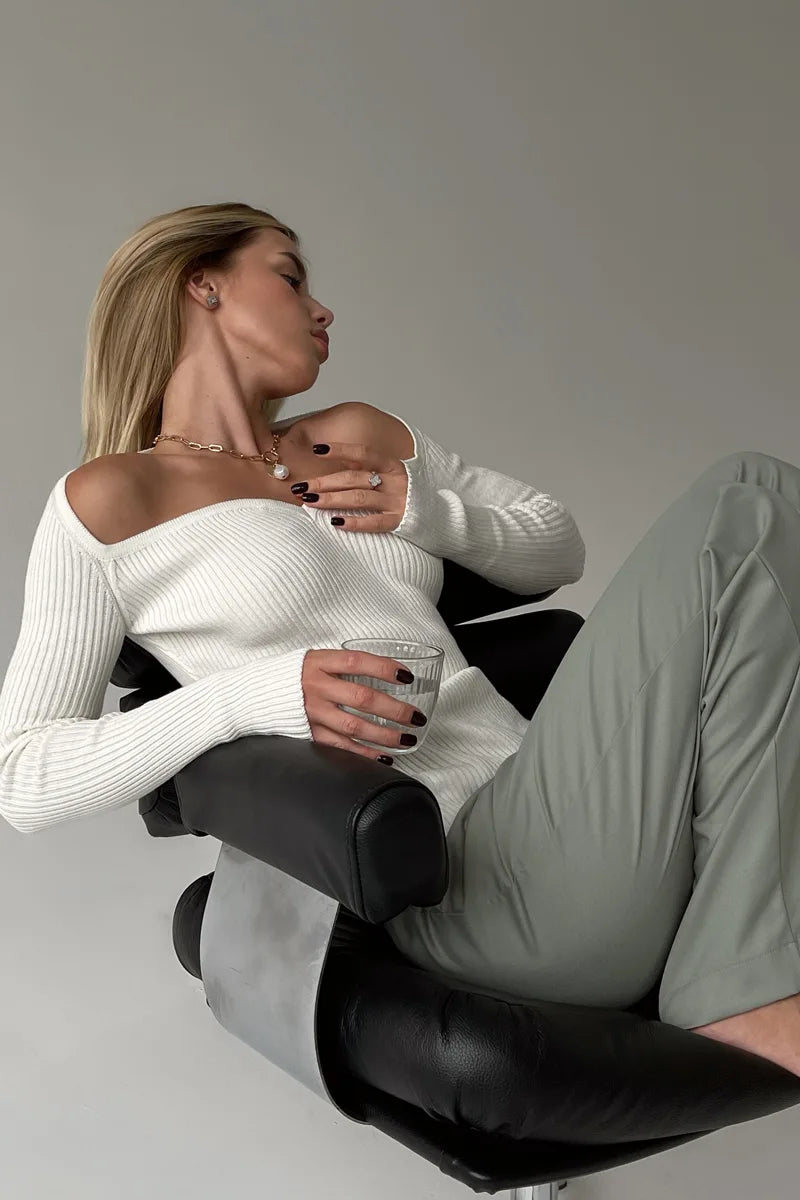 Trendy off shoulder ribtrui voor dames, benadrukt de blote schouders, perfect voor wintermode.