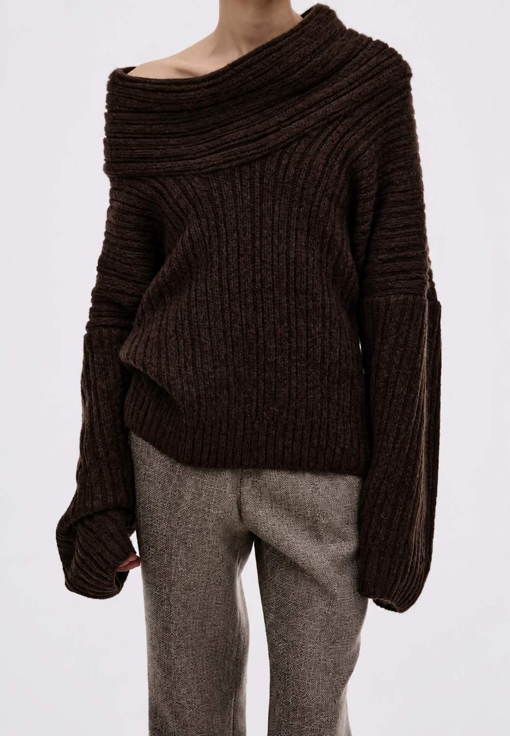 Trendy damestrui: asymmetrische schouder, blote schouder detail. Unieke en stijlvolle pullover voor vrouwenkleding.