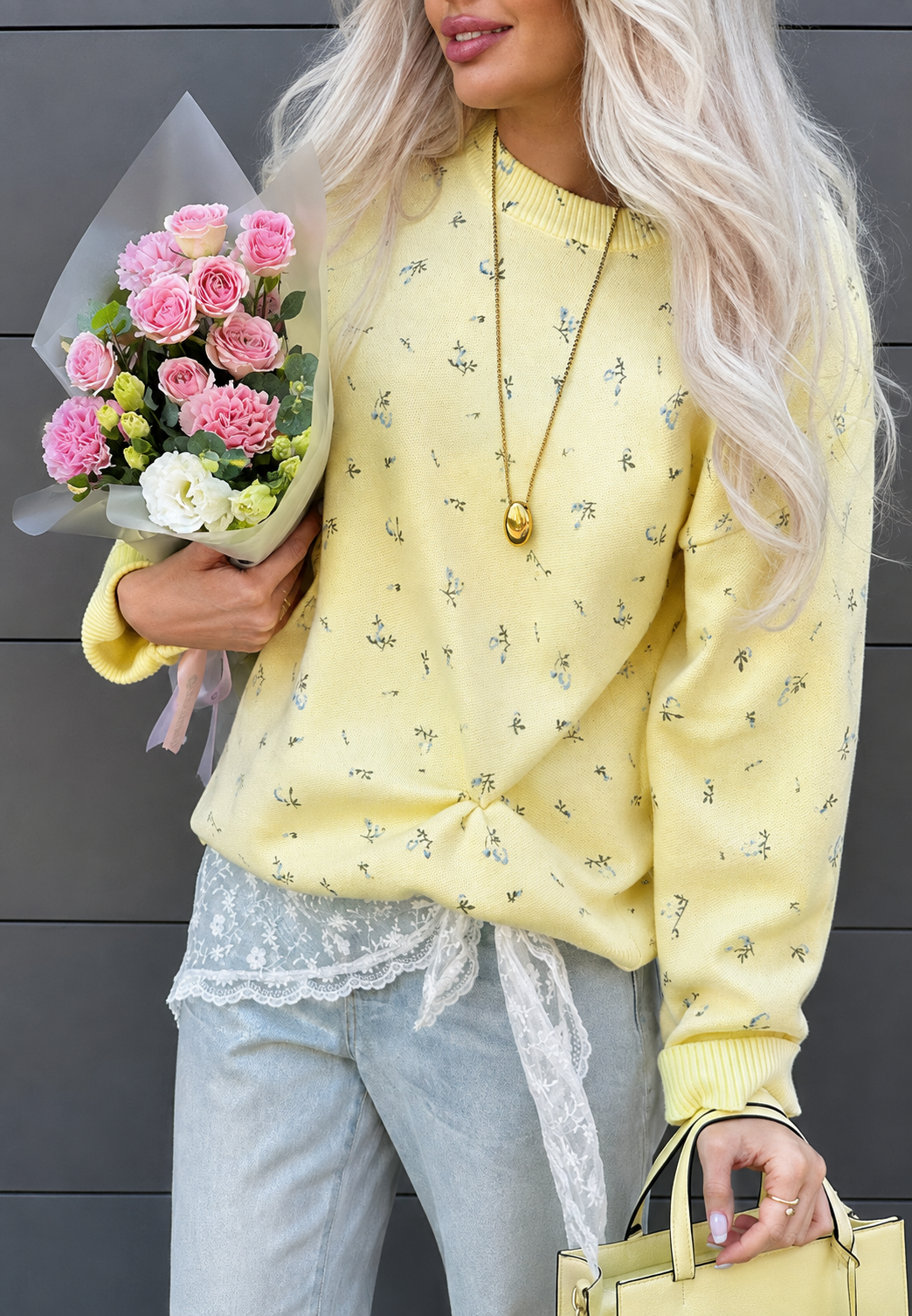 Comfortabele oversized dames trui met vrolijke bloemenprint. Casual pullover met lange mouwen en ronde hals.
