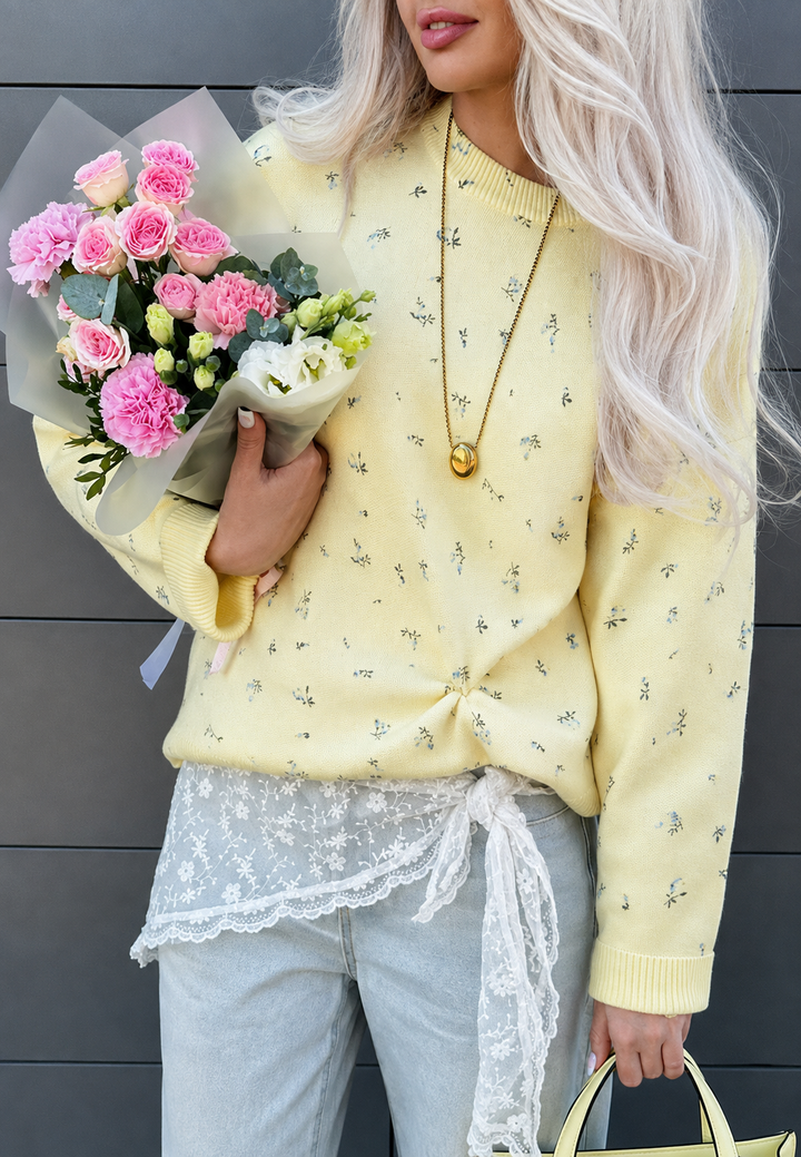 Stijlvolle gele dames trui met bloemenprint. Een oversized pullover met lange mouwen, ideaal voor de herfst.