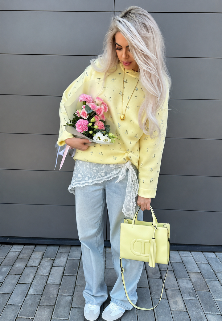 Zachte gele dames pullover, oversized model met bloemenprint en ronde hals. Perfecte trui voor elke dag.