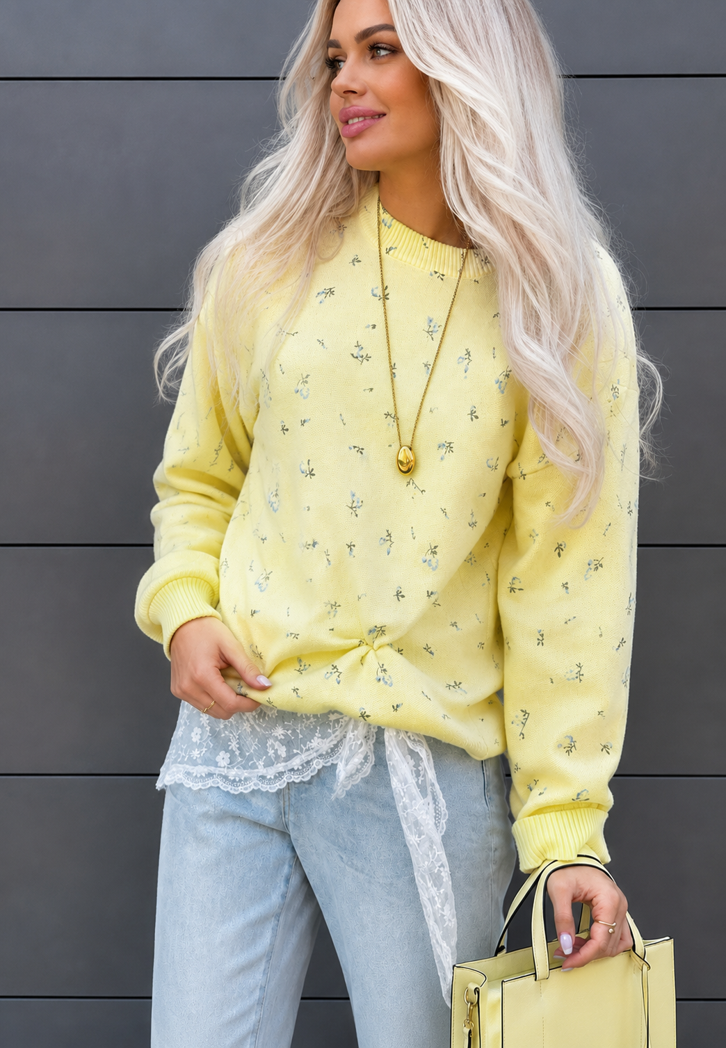 Gele dames oversized trui met bloemenprint, lange mouwen en ronde hals. Comfortabele herfstmode pullover.