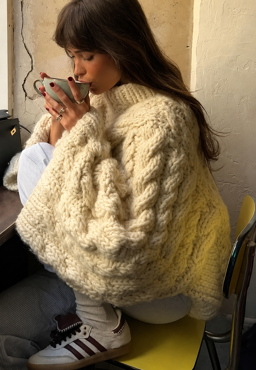Dames Nerina trui, een zachte gebreide oversized trui met wijde mouwen voor de koudere herfstdagen.