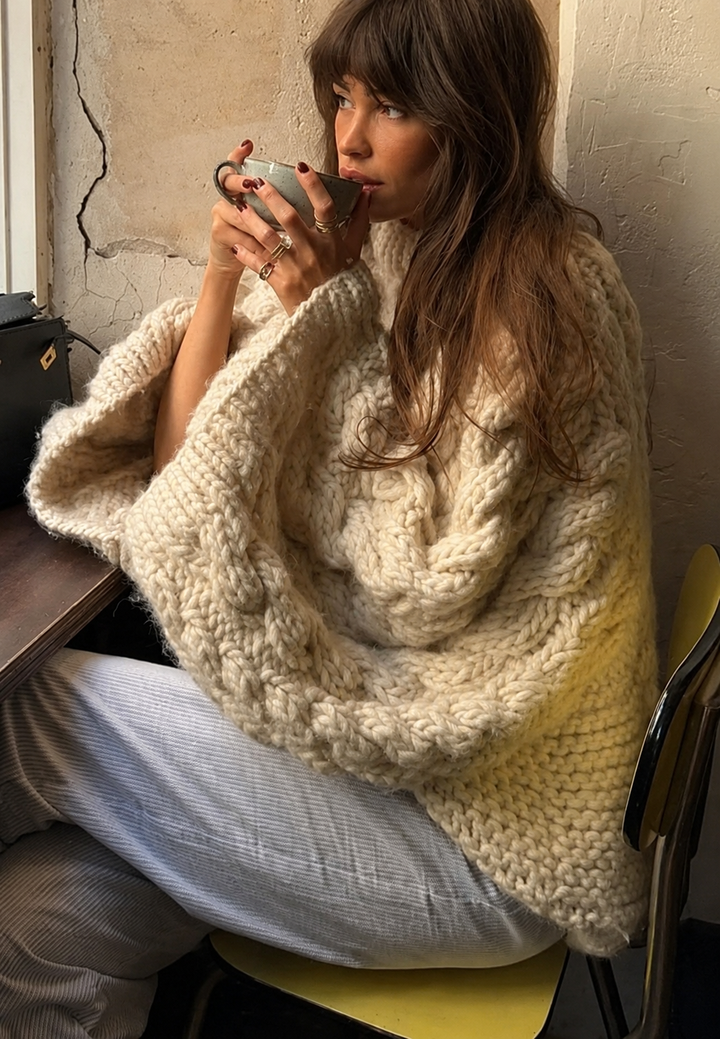 Warme winter trui Nerina, een comfortabele dames oversized trui met hoge kraag en casual chic uitstraling.