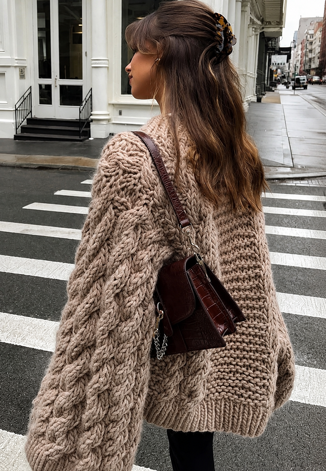 Comfortabele gebreide winter trui Nerina voor dames, met elegante hoge kraag en trendy oversized pasvorm.