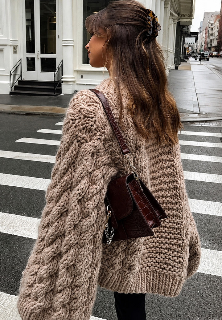 Comfortabele gebreide winter trui Nerina voor dames, met elegante hoge kraag en trendy oversized pasvorm.