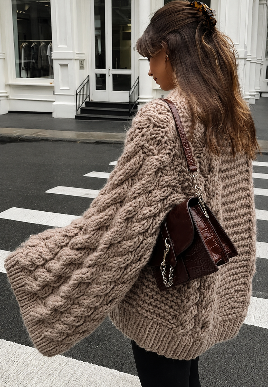 Casual chic Nerina oversized trui met uniek gevlochten design, perfect voor een comfortabele statement look.