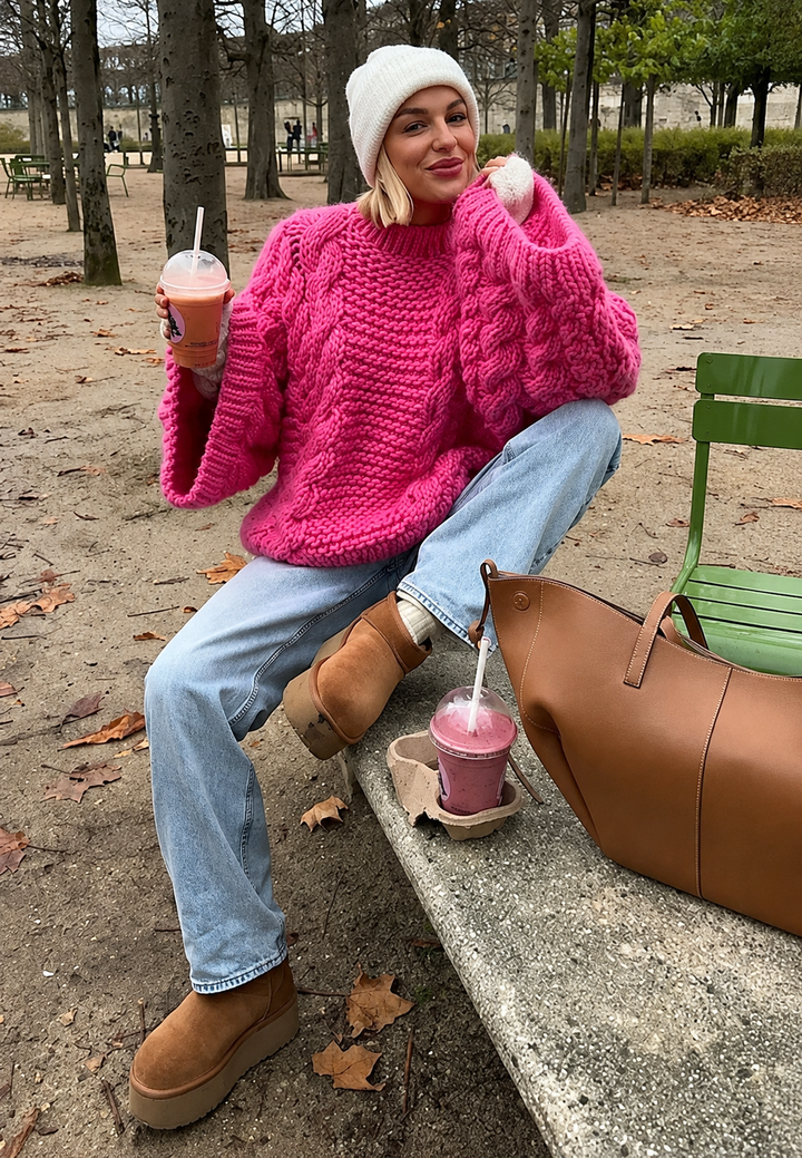 Herfstmode statement: oversized Nerina damestrui met stoere wijde mouwen en uniek gebreid patroon.