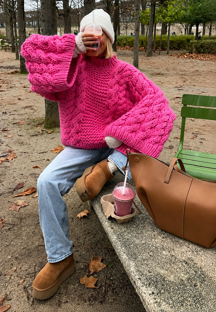 Nerina dames trui: gebreide oversized trui met verfijnd gevlochten breipatroon en elegante wijde mouwen.