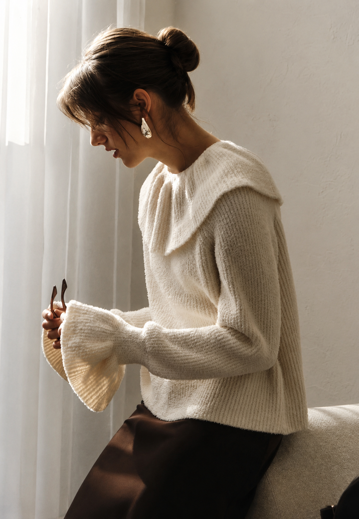 Comfortabele witte damestrui met sierlijke kraag en uitlopende mouwen voor een chique, zakelijke look.