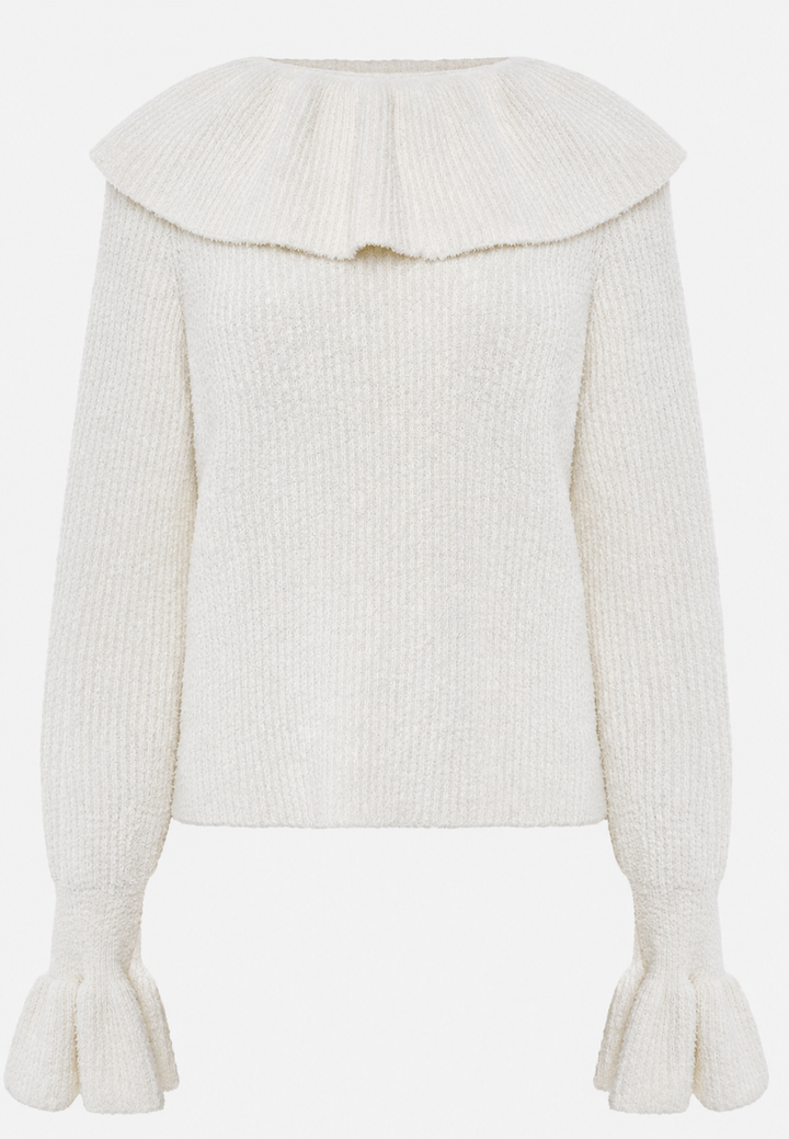 Damestrui in wit, met elegante sierkraag en uitlopende mouwen; perfecte herfst- en kantoorkleding.